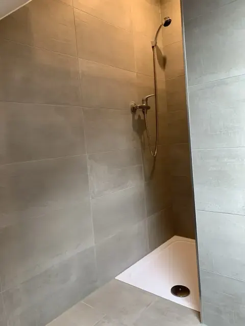 Bodengleiche Walk-in-Dusche mit großformatigen Fliesen